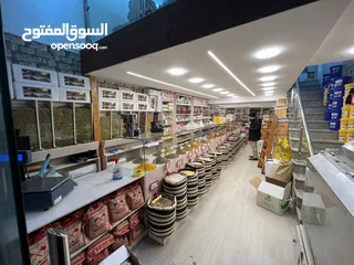  1 ديكور محل عطارة وماكينة قهوة شبه جديدة