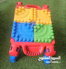  5 Megabloks طاولة  + بوكس بعجلات فيه عدد قطع منيح و مميزة