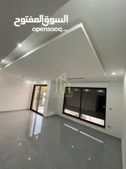  4 في موقع مميز في أم أذينة تملك شقة طابق أخير مع روف 215م بتشطيبات راقية / ref 9509