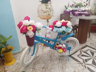  3 بسكليت مزين بورود اصطناعي