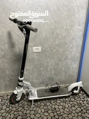  1 سكوتر كهربائي