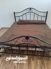  2 سرير حديد مفرد ونص فقط  مستعمل بحالة جيدة بدون فرشة