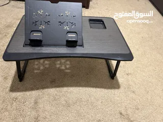 1 طاولة لابتوب مريحة وعملية للسرير