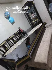 1 طاولة سفرة مع فضية للبيع بسعر 200 حالة جيدة