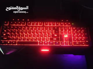  2 كمية ماوسات جيمنج كيبوردات جيمنج وسماعات جيمنج للبيع مستعملات وذلك للتجديد
