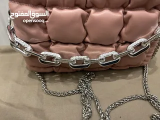  25 شنطة صغيرة زهرية أنيقة وأنيقة للبيع - مناسبة للمشاوير والطلعات  اليومية بحالة ممتازة ونظيفة جداً جيد