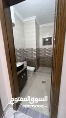  5 شقه طابقيه اربع غرف نوم الزرقاءالجديده شارع الونك  خلف فندق الجوابره مع مطبخ للبيع