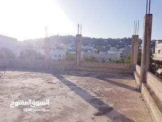  11 بيت للبيع في الحصن "قوشان مستقل" على مساحة ارض 908 م2 قرب شارع اربد عمان الرئيسي وصيدلية الشتاء