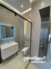  20 شقة مميزة اخير مع روف في اجمل مناطق قرية النخيل اجمل تشطيب واطلالة رائعة 240 داخلي و 90 تراس خارجي
