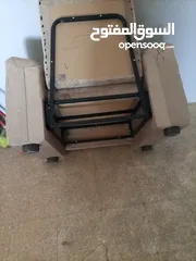  3 كرسي مستعمل للبيع  بحاله جيده جدا. القماش.ممتاز مرفوع عن الأرض ب قواعد