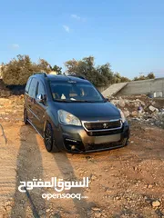  1 بيجو بارتنر تيبي 2016 . 6+1 ركاب  فرش جلد . تنجيد ارضيه . نظام صوت ، سيارة ناقصها الصلاة عالنبي