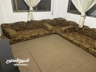  2 فراش عربي مع طاولة تلفزيون للبيع وقابل للتفاوض