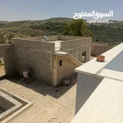  18 للبيع في عابود شاليه مساحة واسعة