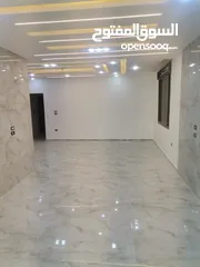 10 شقه فخمه طابق ارضي205م مدخل خاص وكراج وساحه للبيع على شارع البترا شرق اربد مول قراند