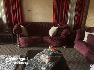  1 طقمين كنب وموكيت وبرادي وطقم طاولات للبيع