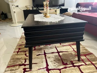  7 طقم غرفه جلوس من 7 مقاعد بالإضافه إلى طاولات وسط وسجاده