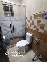  11 شقة واسعة للبيع – 131 متر مربع، 3 غرف نوم، بلكونة بإطلالة جميلة، موقف خاص، وموقع مميز