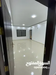  24 شقة أرضية خلفية مع ترس واسع للبيع في جبل الحسين