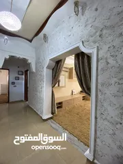  15 شقة سكنية نظيفة بالأثاث .. موقع ممتاز والجيران تبارك الرحمن ..