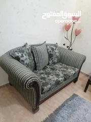  1 طقم كنب سبع مقاعد نظيف واستعمال بسيط مع ثلاث طاولات وسط بحاله جيده