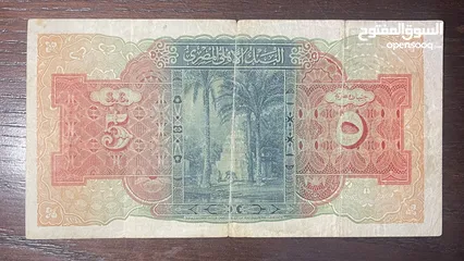  8 عملات مختلفة والمجموعة موضحة بالصور