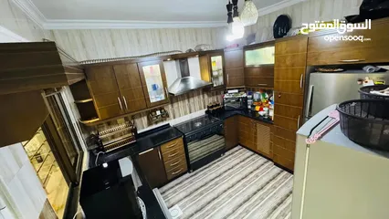  11 شقه طابق اول مع حديقه واسعه للبيع ابو نصير / مقابل الكليه البحريه