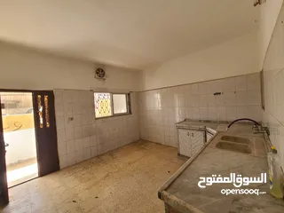  2 شقة طابق شبه ارضي للبيع العاجل بسبب السفر موقع مميز جدا قريب من كل  الخدمات