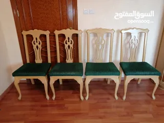  2 طاولة لون عنابي مع 4 كراسي خشب تفصيل
