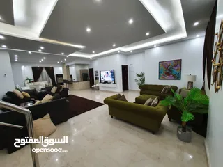  13 بمدينة الشروق  شقة 145م / 220 للبيع دور 2/ جانبي بحري / فيو مفتوح على مربع حديقة