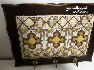  6 مرايا وعلاقة تطريز يدوي .. شغل يدوي متقن مع اطار خشب