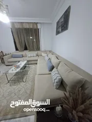  7 كنب زاوية أنيق مكوّن من 4 قطع بلون بيج راقٍ، تصميم مريح وعصري، خشب ثقيل وجودة عالية، بحالة ممتازة