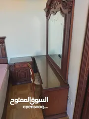  2 للبيع غرفه نوم مكونه من سرير و 2 كومدينه و تسريحه و دولاب