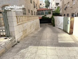  16 شقة للبيع  في اجمل مناطق الجبيهة قرب الجامعه الاردنيه الطابق الأول مساحة 170 متر  من المالك مباشرة