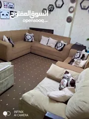  2 طقم كورنر تفصيل مستعمل 7 مقاعد معاه كرسيتين مفرد خارج الطقم لون عسلي مافيه اي خلل او خدش ومعاه مفرش