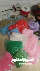  5 اكسسوارات ومواد للاشغال اليدوية ورد وشرايط وخرز واحجار للبيع بسبب تصفية الورشة