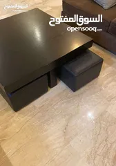  2 طاوله وسط مربعه الشكل لون اسود مع اربع مقاعد جلد