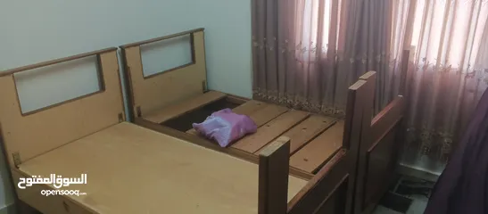  5 مجلس بحاجه تنجيد وتزبيط وسرير مفرد عدد 2 للبيع