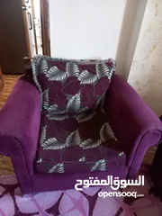  2 طقم كنب مفلف انيق. الوان هادئة. خشب طبيعي. وزن خفيف. جلوس مريح بحاجة لاصلاح بسيط للثلاثية.