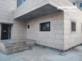  4 ارض مساحة 550 متر وبناء قائم 240م مع طابق ارضي عبارة عن موقف سيارات