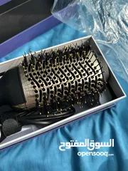  9 فرشاة السشوار اينزو باللون المميز الذهبي والاسود .. صناعة ايطالية والسعر قابل للتفاوض