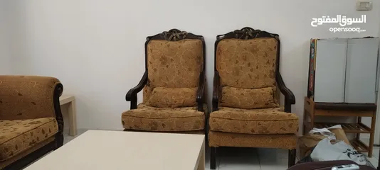  4 طقم كنب نوع خشب ثقيل مع طاولات  للبيع بسعر ممتاز  للبيع بداعي السفر