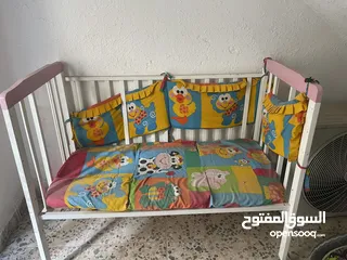  1 سرير أطفال
