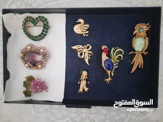 2 اكسسوارات لكل الأوقات، لجميع المناسبات، ولجميع الاذواق، أنيقة.. بروشات، عقود طويلة وقصيرة،و اقراط