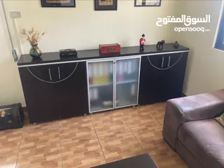  3 مكتب فاخر وطاولة اجتماعات وطقم غرفة نوم بحالة ممتازة للبيع