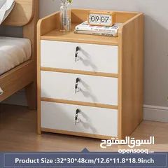  1 كومدينا خشب أنيقة وعملية، 3 جرارات ودرج علوي فيه قفل عشان تحفظ أغراضك الخاصة بأمان! تصميم مرتب وناعم