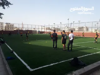  3 عشب صناعي للملاعب مستعمل بحالة لجديد