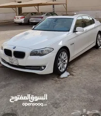  4 بي ام دبليو - ماركة السيارة:bmw نوع السيارة:520i موديل:2013 لون السيارة:ابيض لؤلؤي اللون الداخلي:بيج