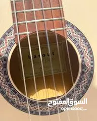  2 guitar carot handmade  demcuce جيتار صناعه سورية استخدام فترة بسيطه  الجيتار روعه وصوته ممتاز