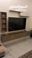  2 ديكور شاشه وطاوله تفصيل خشب أيجر ألماني ثقيله كثير للبيع لصغر المكان خشب ممتاز ومفصللهم جزاز عسلي