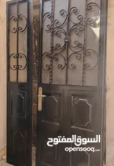  3 ابواب حديد عدد (2)  مستخدمة بحالة الوكالة حديد ثقيل ضرفتين ضرفة صغيرة وضرفة كبيرة